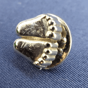 V. Evers 1979 Tiny Silver Tone Feet Footprints Pinback Lapel Pin Newborn